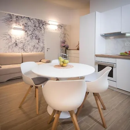 J&j With Swimming Pool Apartamento Podstrana