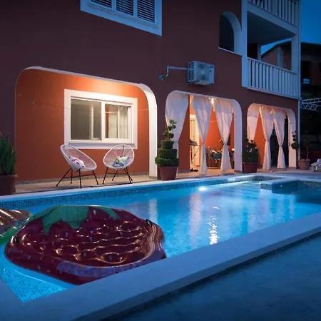 J&j With Swimming Pool * Podstrana