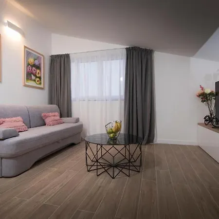J&j With Swimming Pool Apartamento Podstrana