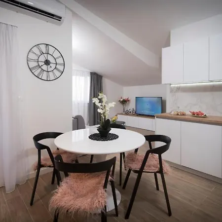 Apartamento J&j With Swimming Pool Podstrana
