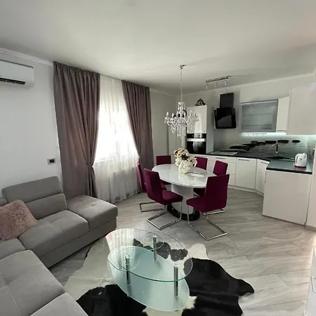 J&j With Swimming Pool Apartamento
