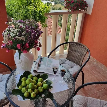 J&j With Swimming Pool Apartamento Podstrana