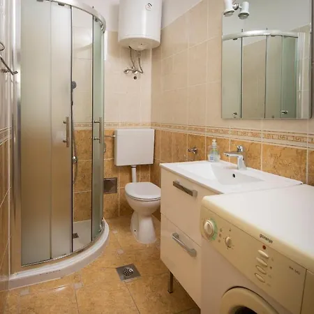 J&j With Swimming Pool Apartamento Podstrana