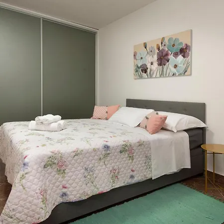 J&j With Swimming Pool Apartamento