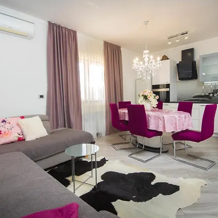 J&j With Swimming Pool Apartamento *